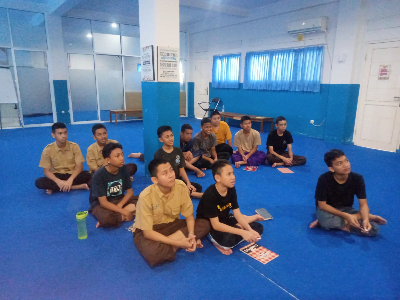 siswa SMPIT Daqul Quran Mengikuti Kegiatan Resensi Film di Perpustakaan